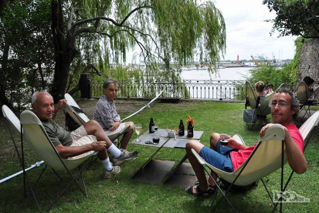 Almoçando no jardim do restaurante Lentas Maravilhas, em Colonia del Sacramento, no sul do Uruguai